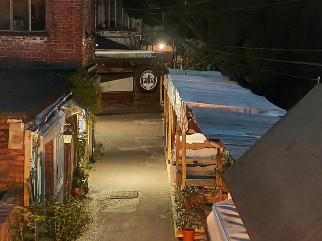 Oppo Reno 16 Pro image sample night 1x main camera, dark alleyway from above, telephoto camera