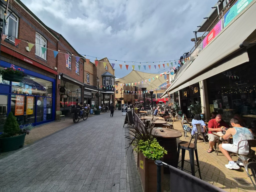 Busy scene, ultra-wide-angle camera on the S26. Photo JW