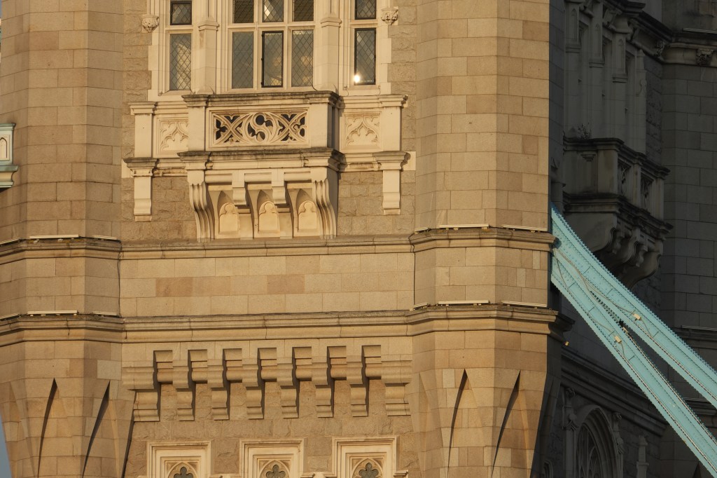 Sony RX10 V Tower Bridge at 600mm.