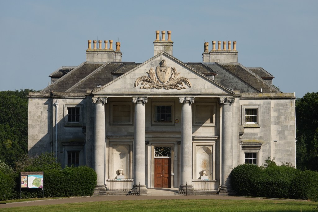 Sony RX10 V Beckenham Place 213mm comparison image.