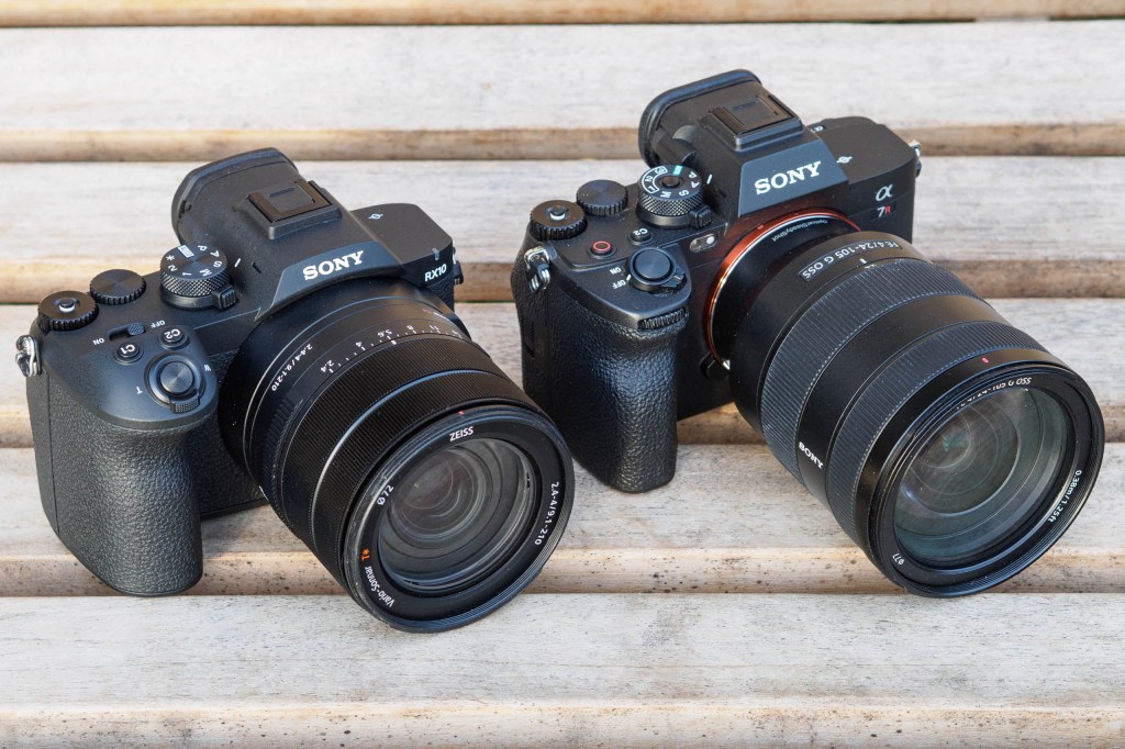 Sony RX10 V vs Sony A7R V