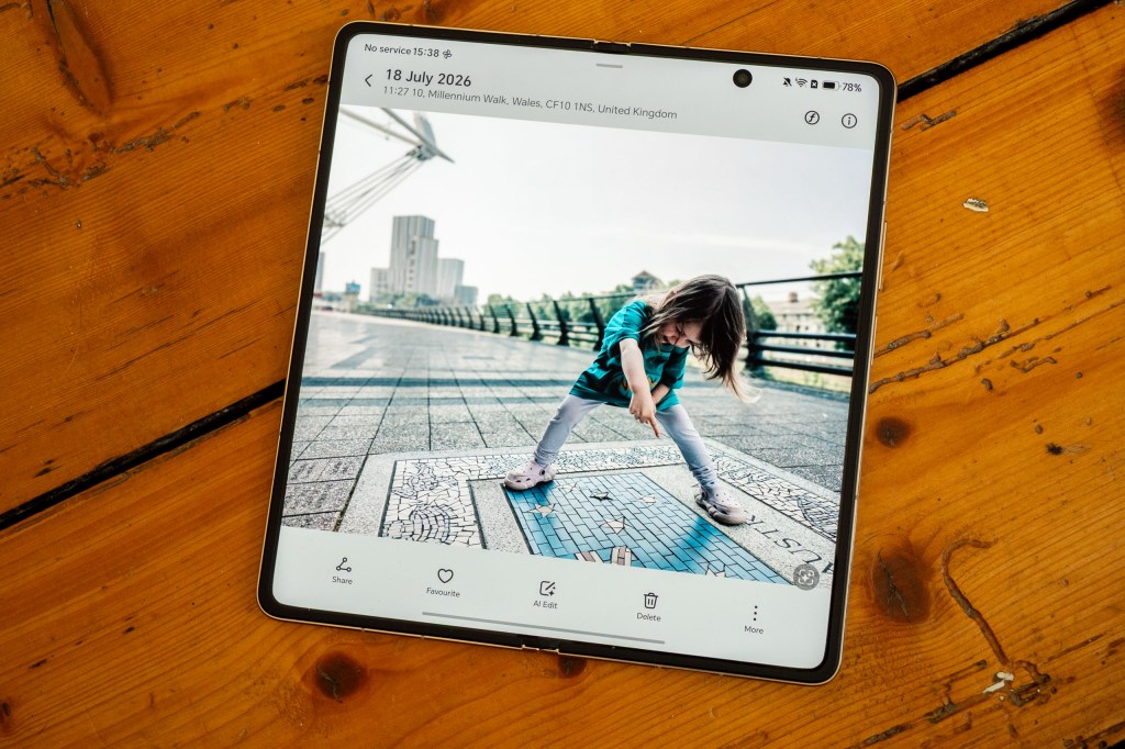 Honor Magic V6 fold phone inner display