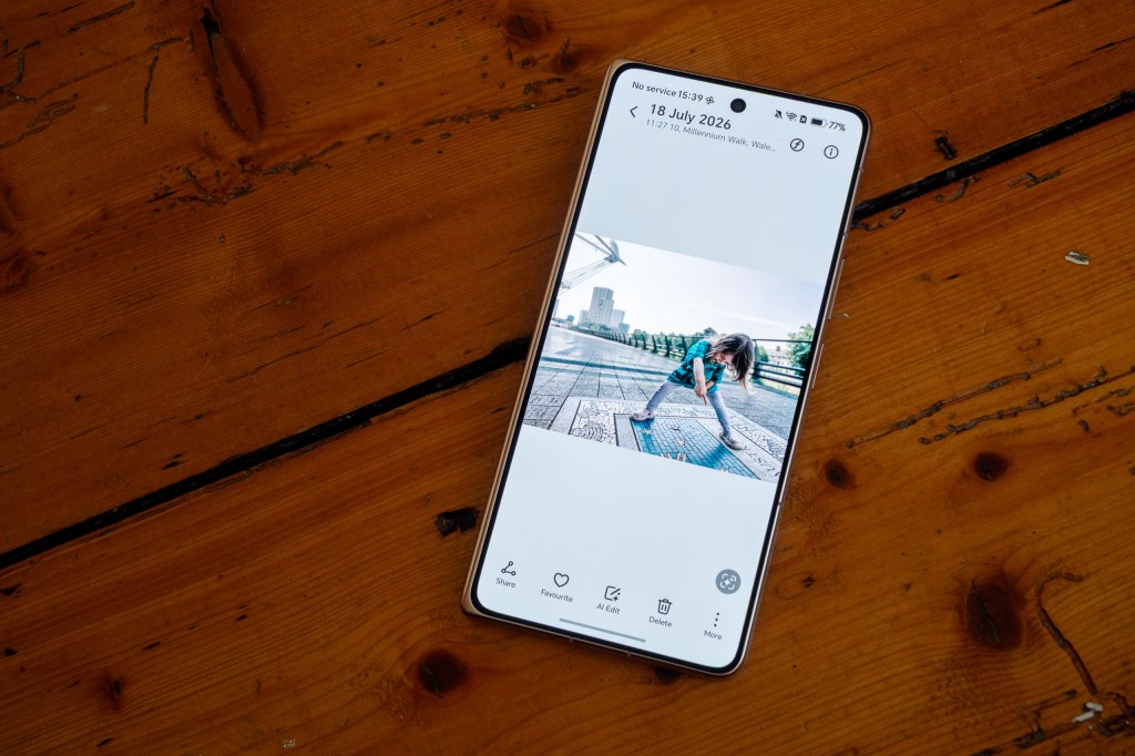 Honor Magic V6 fold phone outer display with a photo displayed