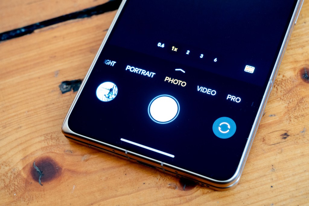 Honor Magic V6 fold phone native camera app on the outer display in Photo mode