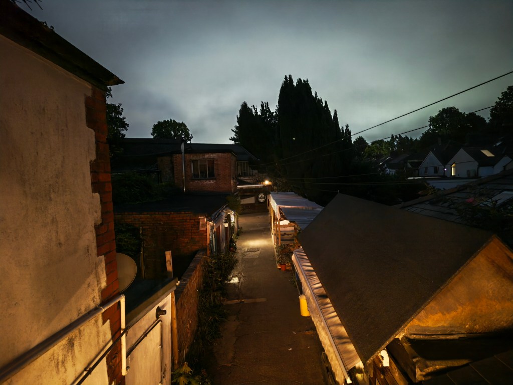 Honor Magic V6 fold phone sample image,low light street scene