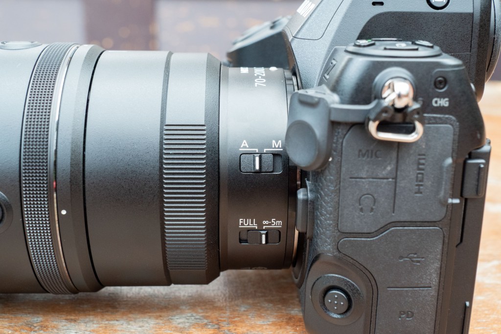 Nikon Nikkor Z 70-200mm F2.8 VR S II. lens AF/MF switch and focus limiter switch at the base of the lens
