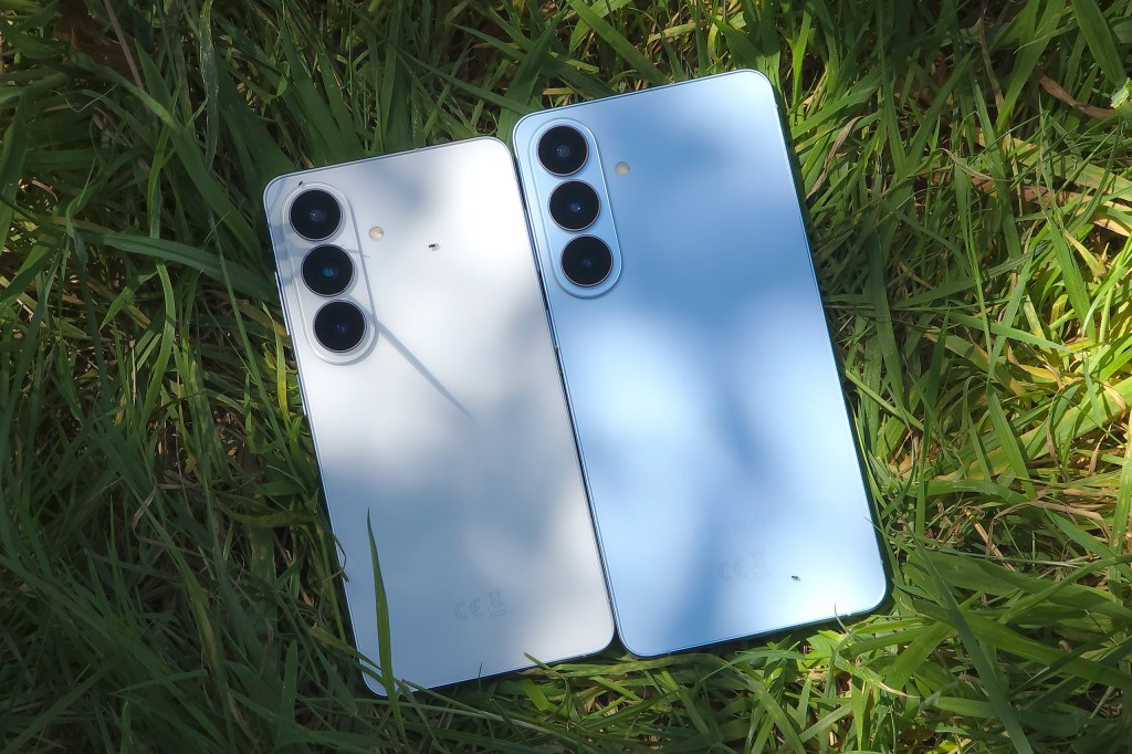Samsung Galaxy S26 (left), S26 Plus (right). Photo JW