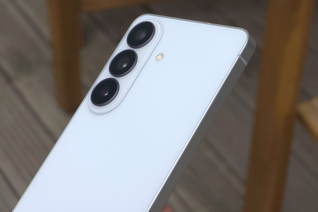 Samsung Galaxy S26 in white. Photo JW