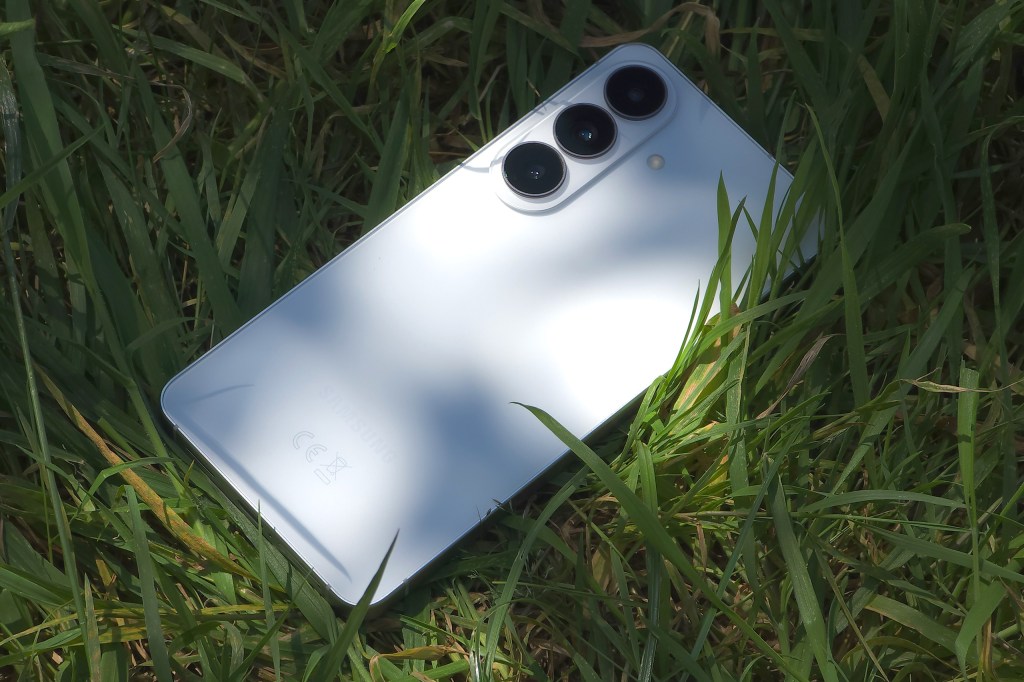 Samsung Galaxy S26 in white. Photo JW