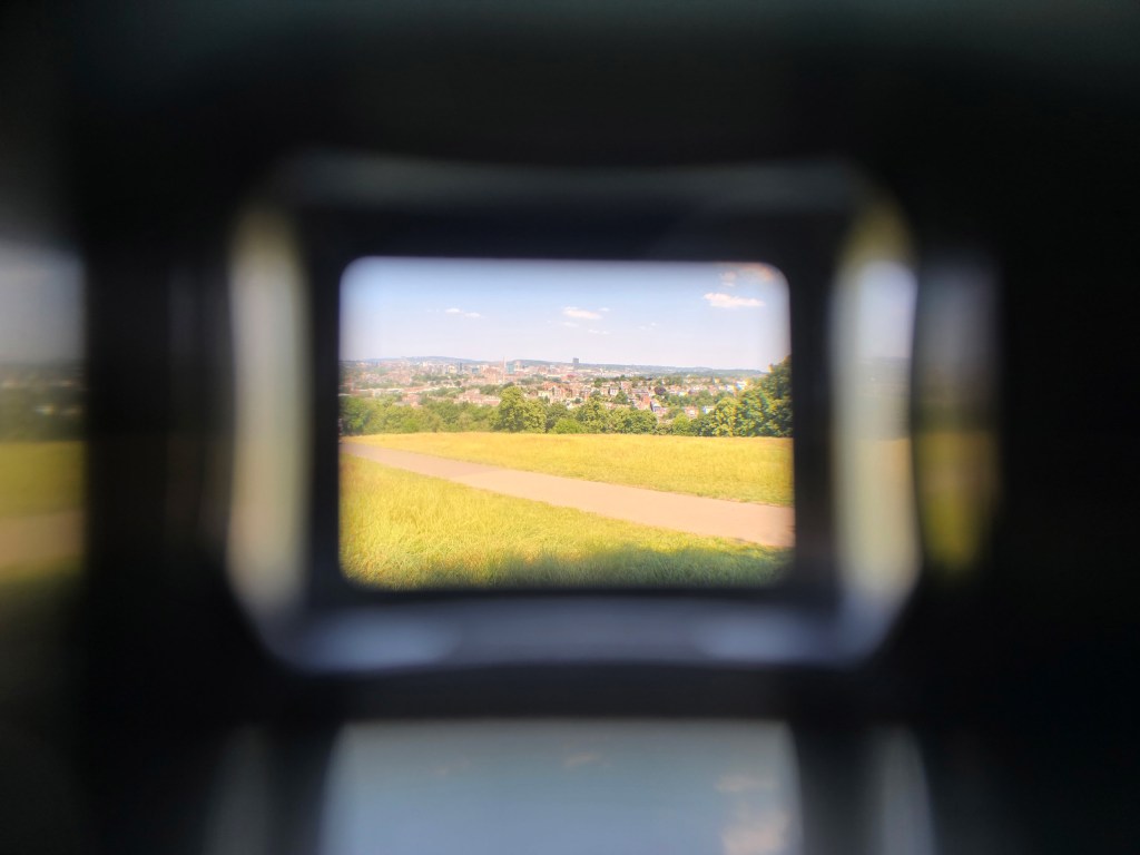 Shooting through the viewfinder with a smartphone. Photo JW