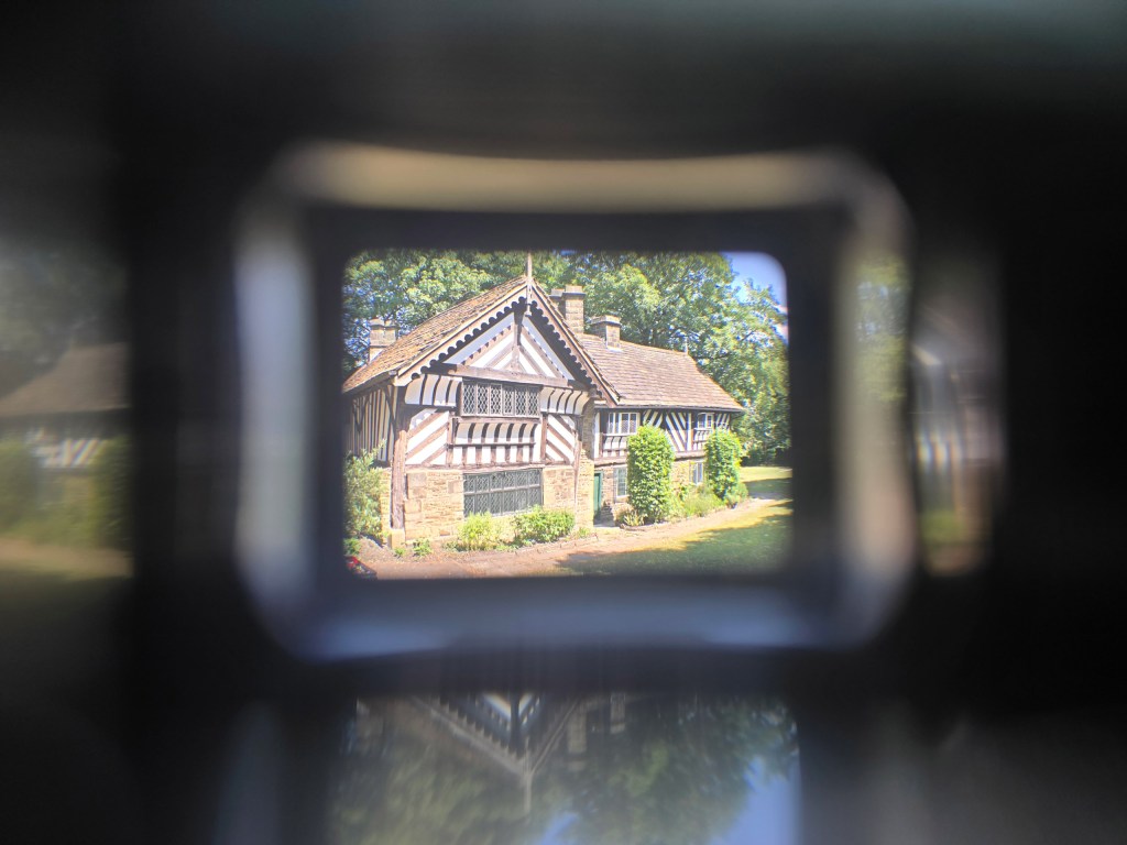 Shooting through the viewfinder with a smartphone. Photo JW